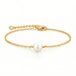 Gold-plated chain bracelet with single imitation pearl centerpiece and adjustable length